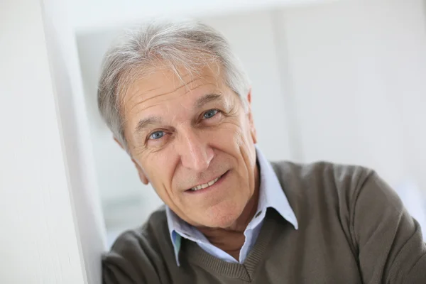 Äldre man i moderna hus — Stockfoto