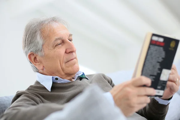 Älterer Mann liest Buch — Stockfoto