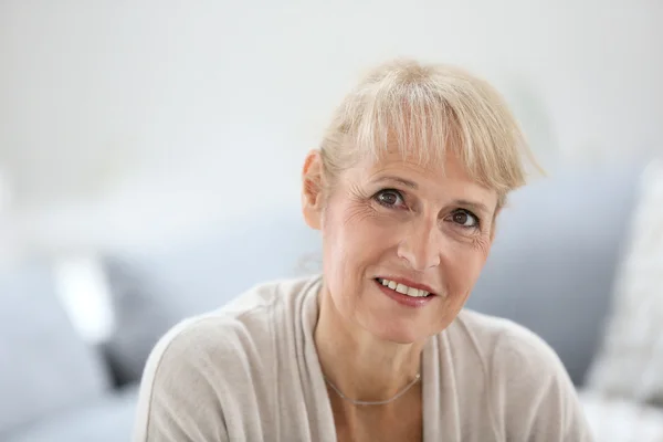 Lächelnde blonde Seniorin — Stockfoto