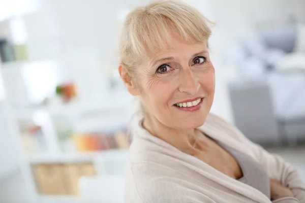 Mujer mayor rubia sonriente — Foto de Stock