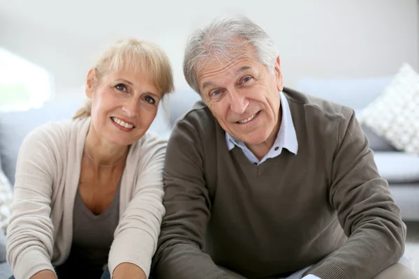 Seniorenpaar sitzt auf Sofa — Stockfoto