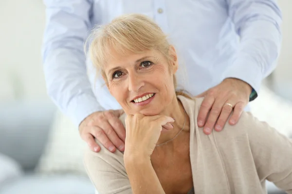 Woman with husband's hand on shoulders — Stock Photo, Image