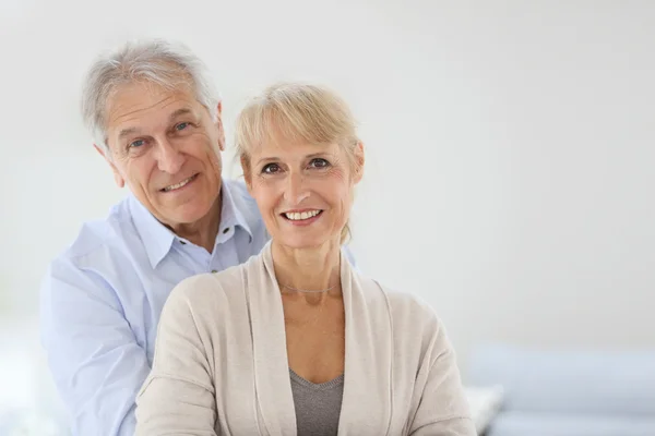 Senior koppel omhelzen elkaar — Stockfoto