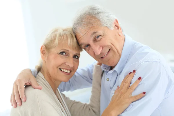 Äldre man omfamnar sin hustru — Stockfoto