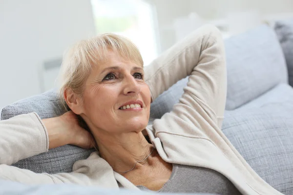 Senior vrouw ontspannen op de sofa — Stockfoto