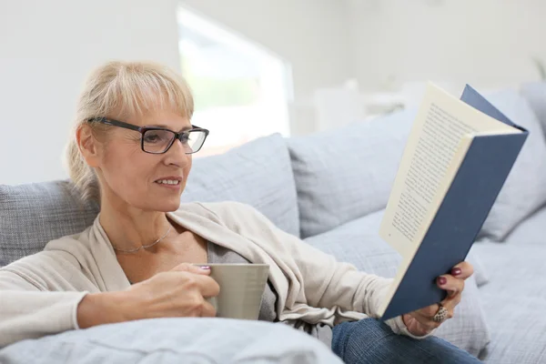 Ηλικιωμένη γυναίκα που διαβάζει βιβλίο — Φωτογραφία Αρχείου