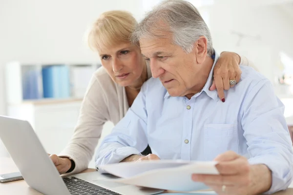 Couple doing income tax declaration online — Stock Photo, Image