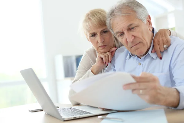 Casal fazendo declaração de imposto de renda on-line — Fotografia de Stock