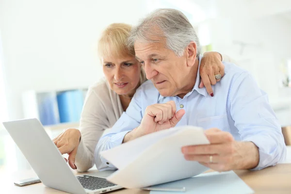 Ehepaar macht Einkommensteuererklärung online — Stockfoto