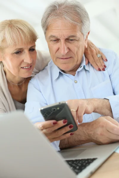 Ehepaar macht Einkommensteuererklärung online — Stockfoto