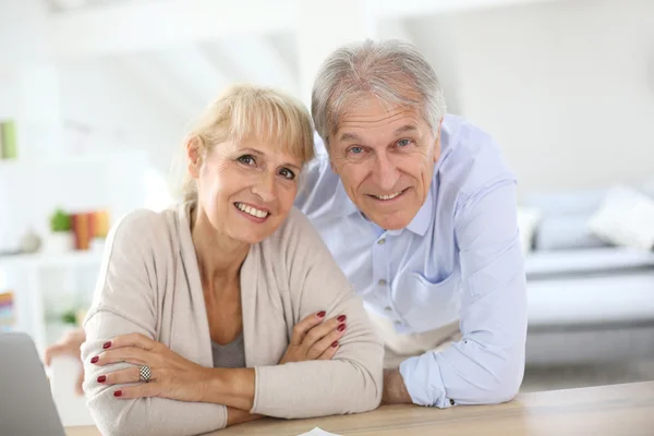 Ehepaar füllt Rentenpapier zu Hause aus — Stockfoto