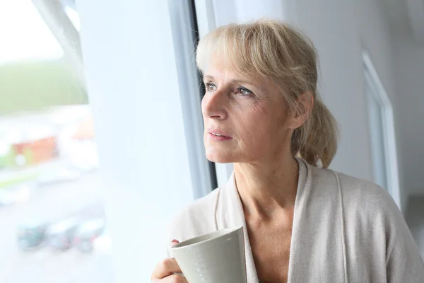 Frau steht zu Hause — Stockfoto