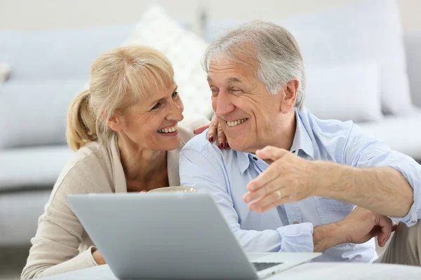 Couple websurfing on internet with laptop — Stock Photo, Image