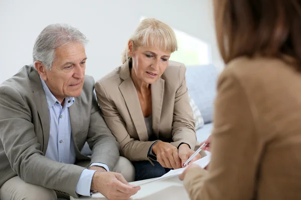 Couple meeting real estate agent — Stock Photo, Image