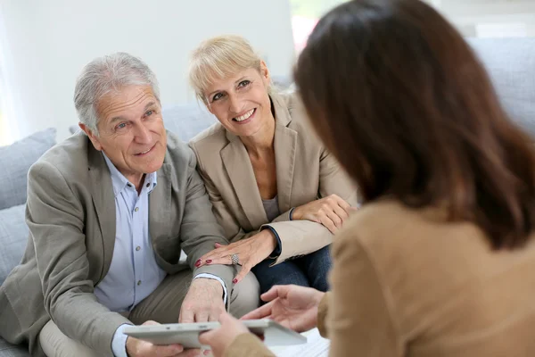 Couple meeting real estate agent — Stock Photo, Image