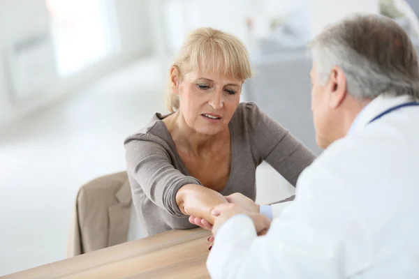 Woman seeing specialist for diagnostic — Stock Photo, Image