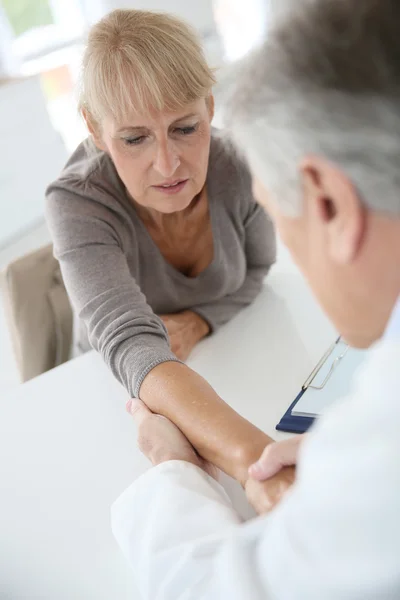 Woman seeing specialist for diagnostic — Stock Photo, Image