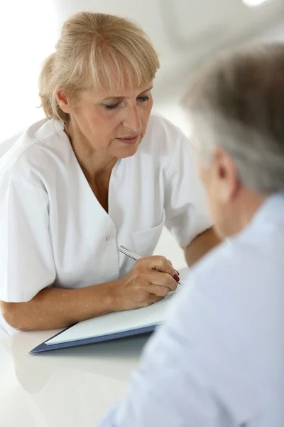 Médico con paciente en consultorio — Foto de Stock