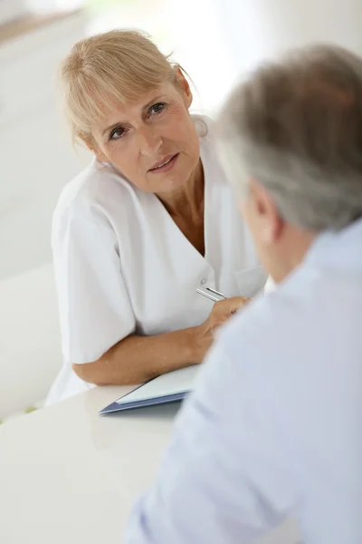 Doctor with patient in office — Stock Photo, Image