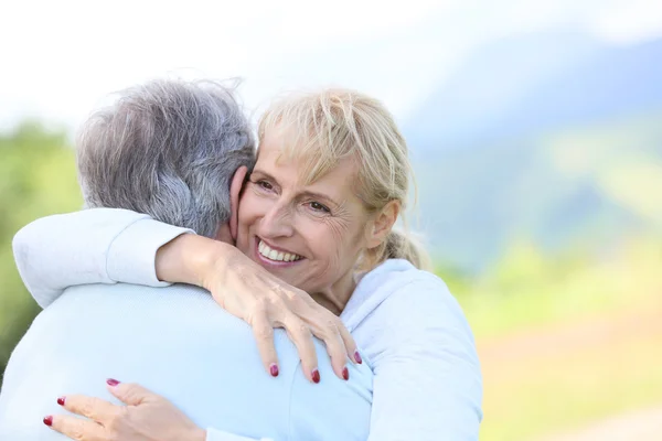 Senoir Frau umarmt ihren Mann — Stockfoto