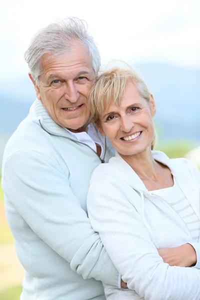 Senior koppel omhelzen elkaar — Stockfoto