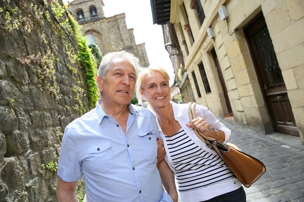 Couple visitant la ville espagnole du nord — Photo