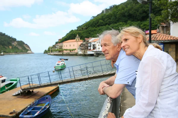 Paar besucht nordspanische Stadt — Stockfoto