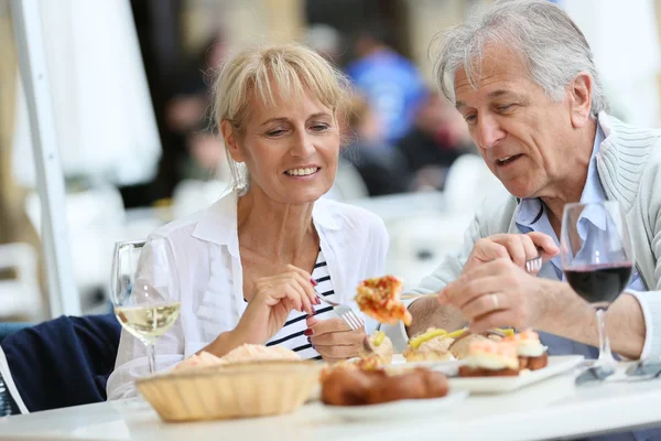 Couple eating Spanish fingerfood — Stock Photo, Image