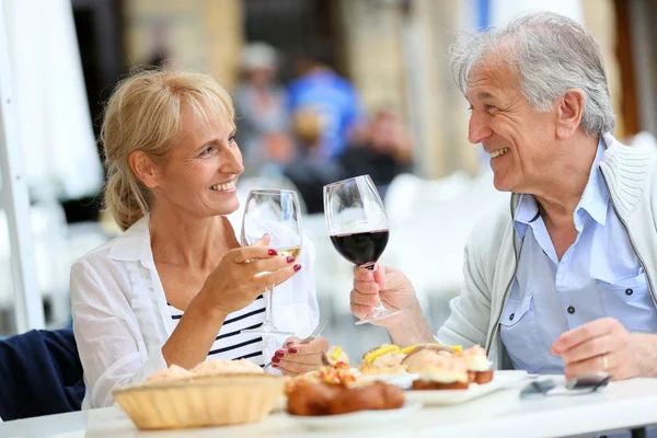 Pareja comiendo español fingerfood — Foto de Stock