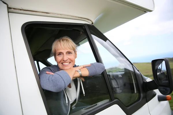 Mujer mayor por ventana de autocaravana — Foto de Stock