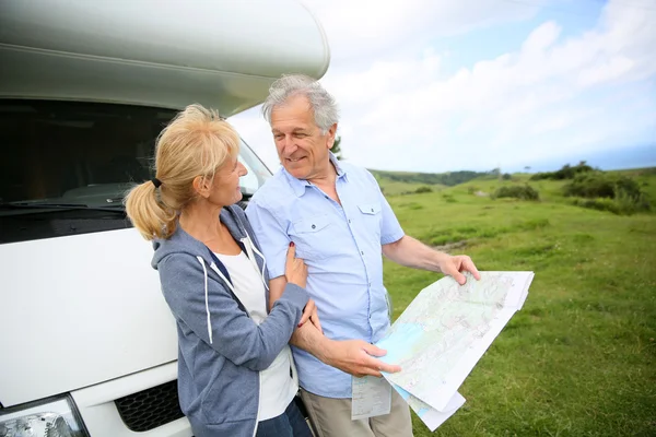 Senior people reading road map — Stock Photo, Image