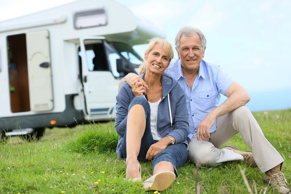 Senior paret sitter i gräset — Stockfoto