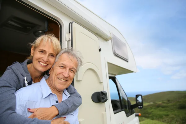 Seniorenpaar steht vor Wohnmobil-Tür — Stockfoto