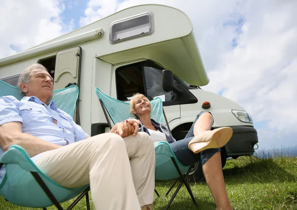 Para relaksujący w camping, krzesła składane — Zdjęcie stockowe