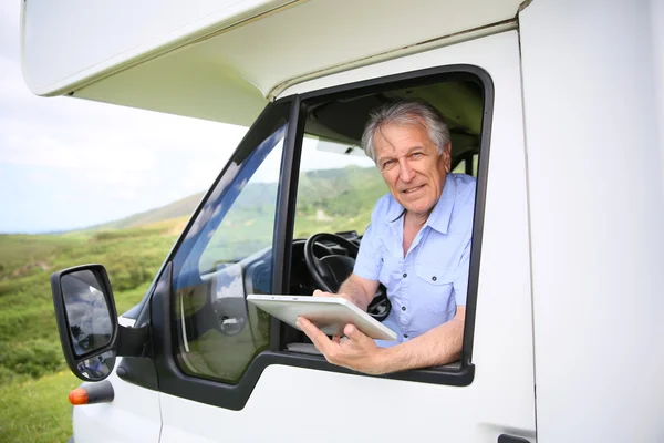 Senior man in camper met behulp van Tablet PC — Stockfoto