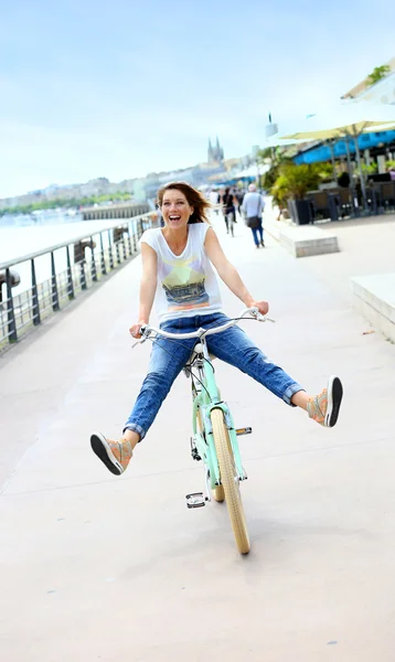 Mulher andar de bicicleta Fotos De Bancos De Imagens Sem Royalties