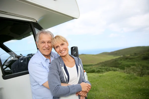 Couple debout en camping-car dans la campagne Photos De Stock Libres De Droits