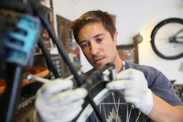 Hombre trabajando en taller de bicicleta —  Fotos de Stock