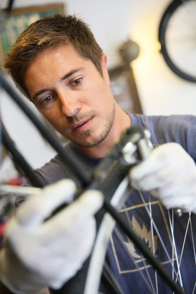 Hombre trabajando en taller de bicicleta —  Fotos de Stock