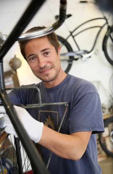 Man som arbetar i cykeluthyrning butik — Stockfoto