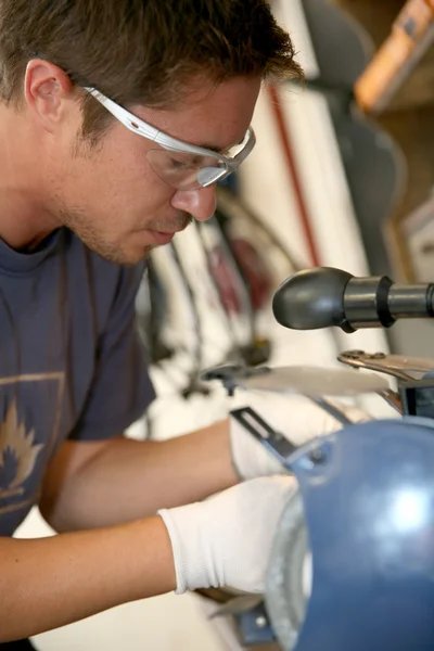 Hombre trabajando en taller de reparación de bicicletas —  Fotos de Stock