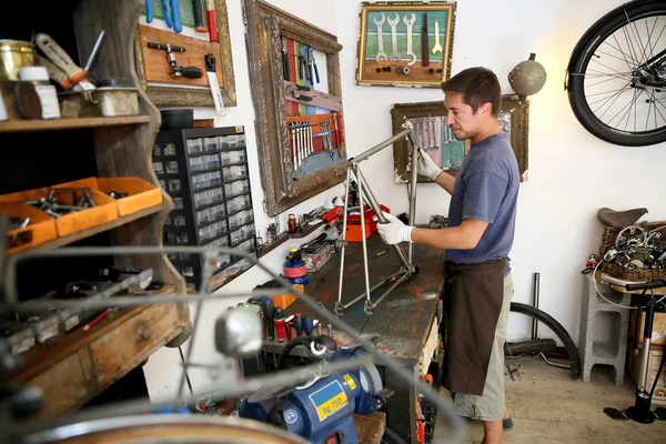 Homem de fixação quadro de bicicleta — Fotografia de Stock