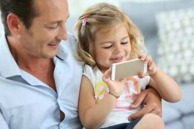 adam kıza smartphone ile oynamak