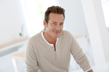40 yaşındaki yakışıklı