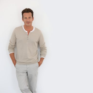 Olgun erkek gülümseyen