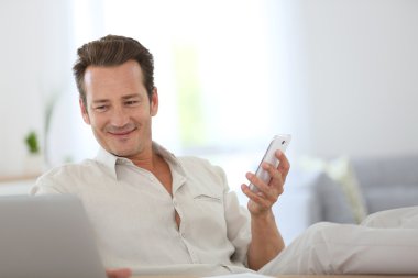 rahat adam akıllı telefon kullanma