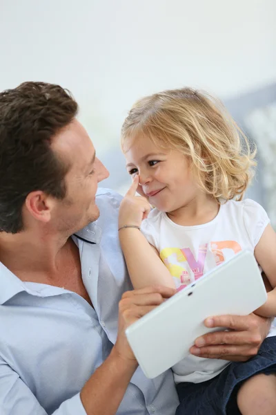 Padre e hija jugando con la tableta — Foto de Stock