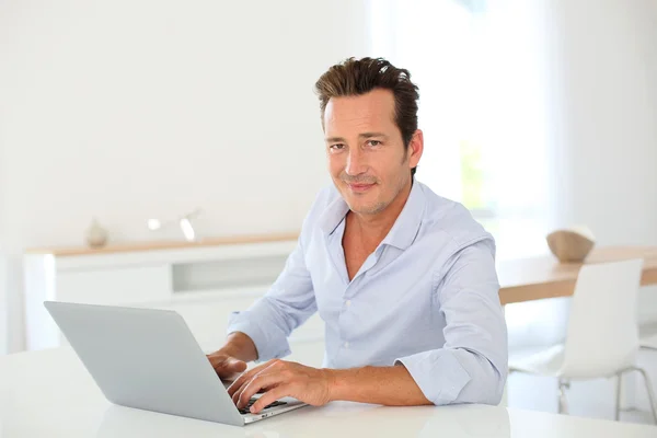 Man using laptop at home — Stock Photo, Image