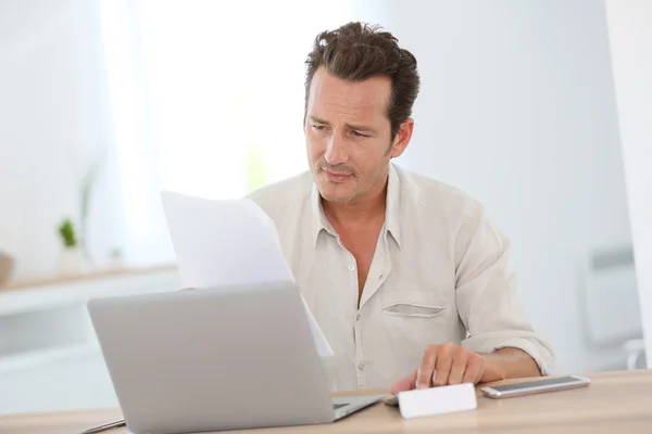 Lächelnder Mann arbeitet von zu Hause aus — Stockfoto