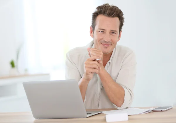 Smiling man working from home — Stock Photo, Image